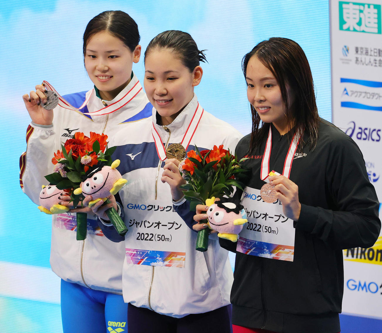 女子200メートル自由形で優勝した白井（中央）は表彰台で2位の池本（左）、3位の増田と笑顔（撮影・野上伸悟）
