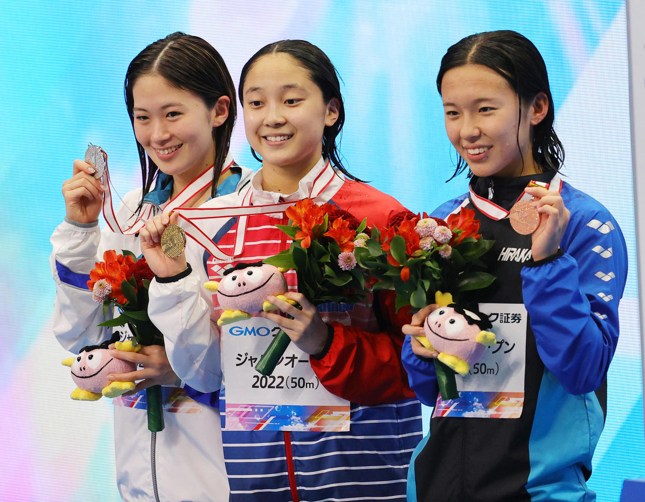 女子400メートル個人メドレーで優勝した成田（中央）は、2位の谷川（左）、3位の梶本と笑顔（撮影・野上伸悟）