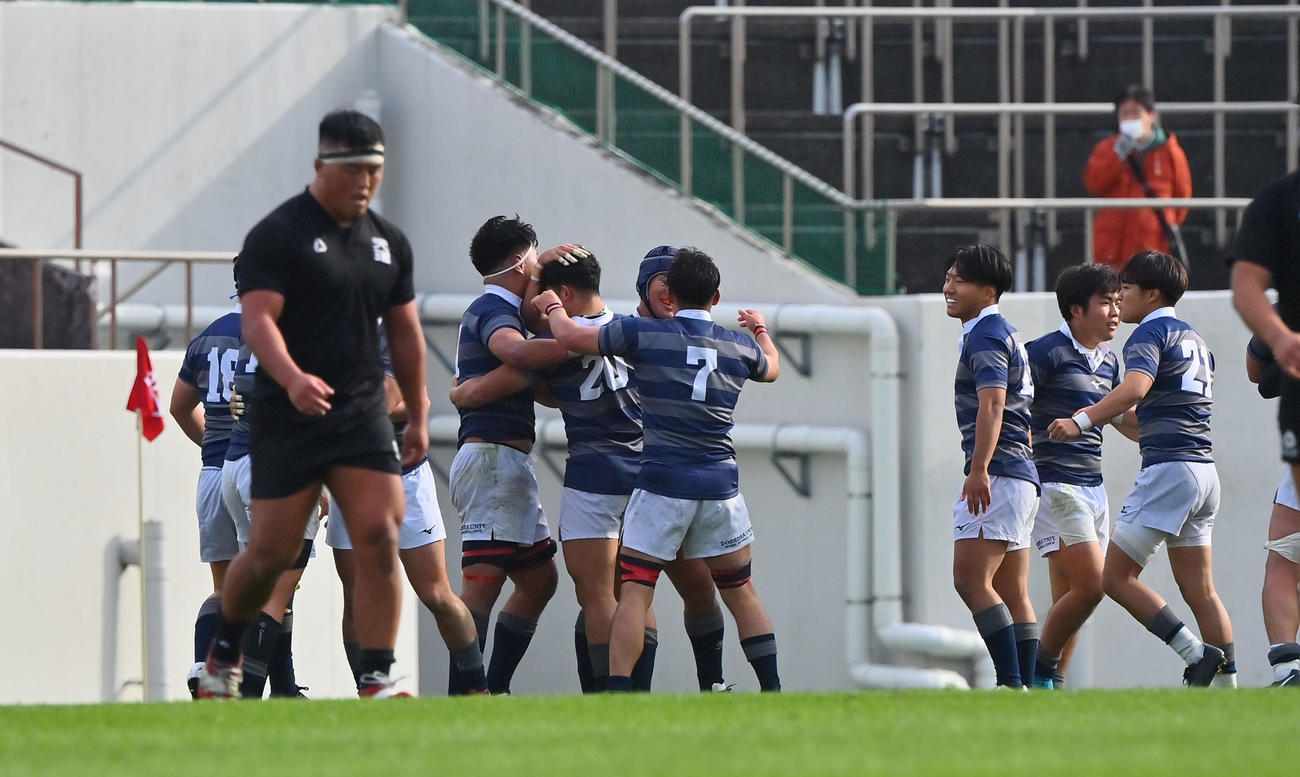 天理大対同大　天理大に勝利し、喜ぶ同大フィフティーン（撮影・和賀正仁）