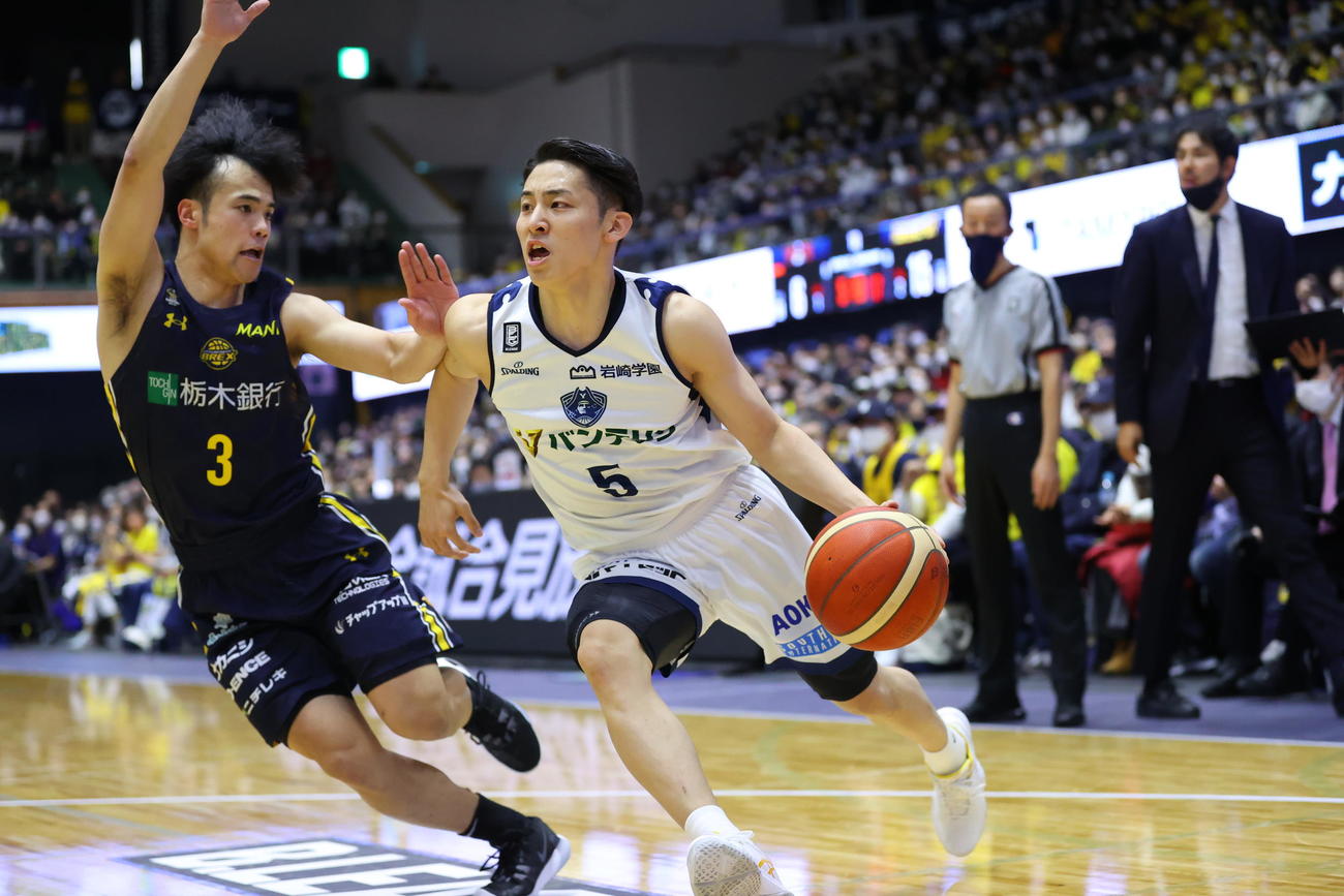 宇都宮対横浜　キャリアハイの32得点と大活躍した横浜河村勇輝（コピーライトBLEAGUE）＝2022／12／3