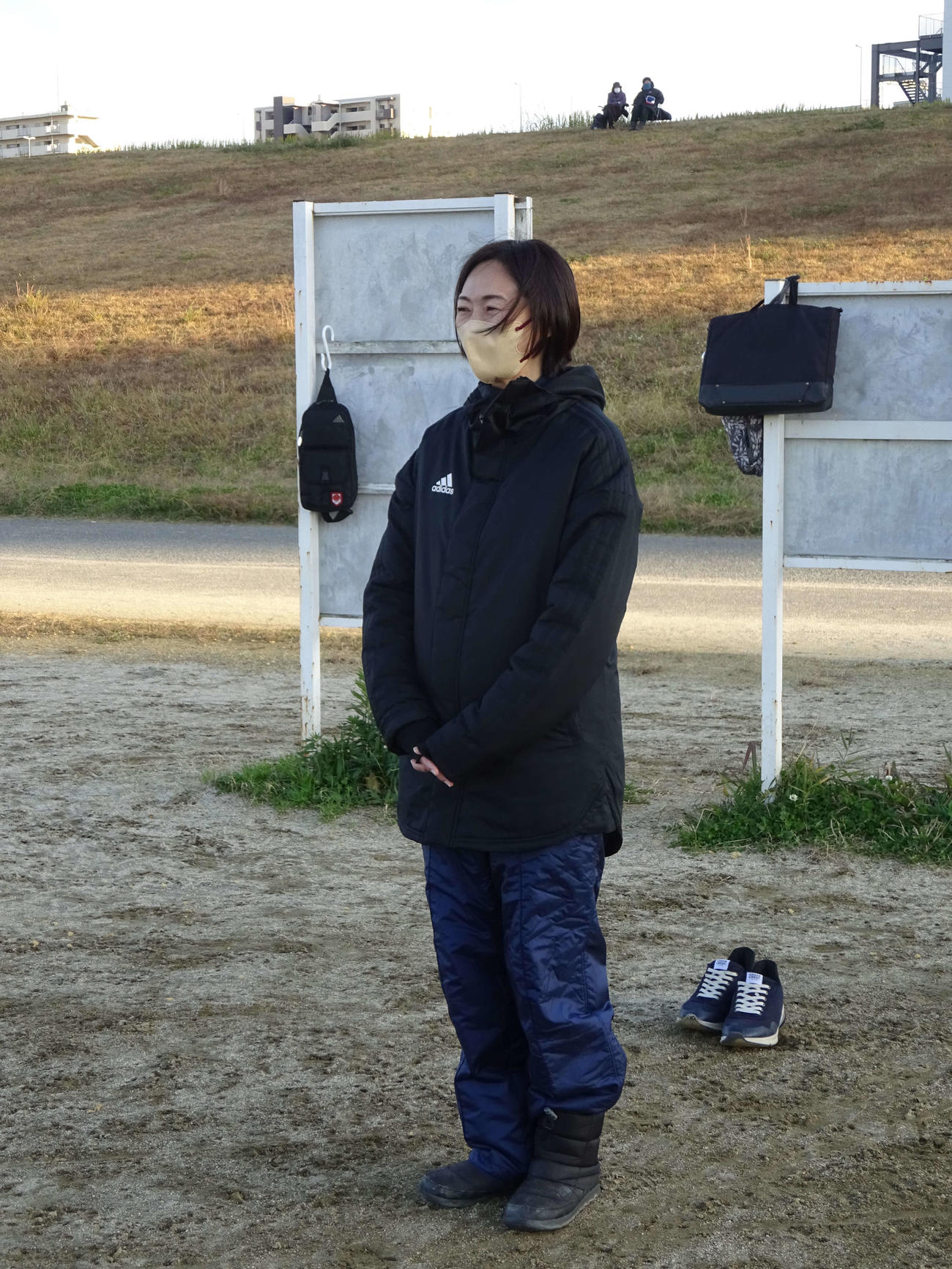 練習を見守る常翔学園・平池三記監督（撮影・加藤裕一）
