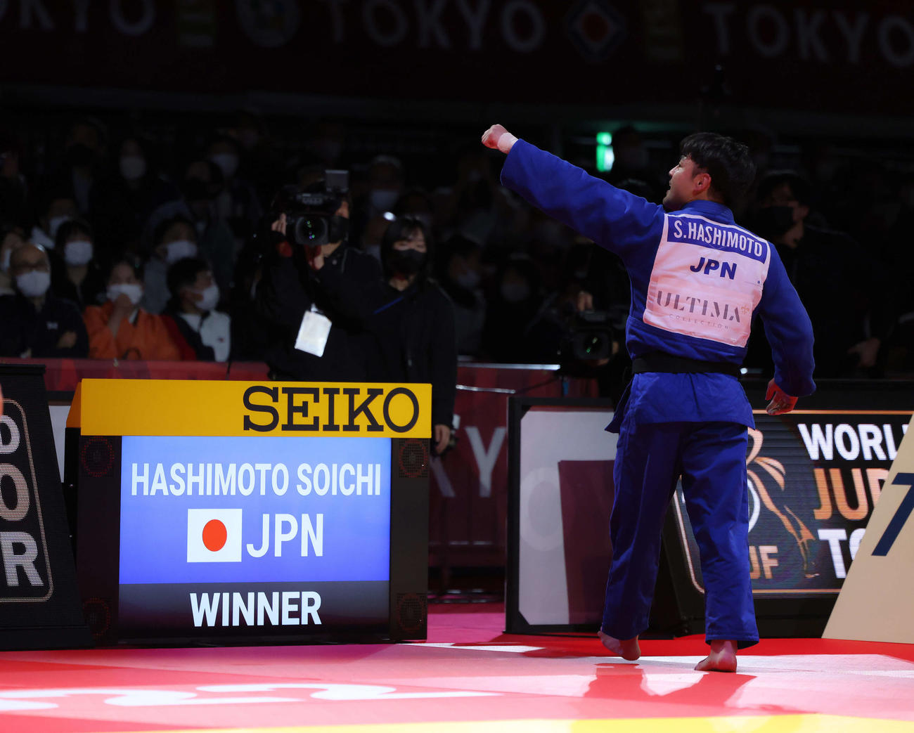 男子73キロ級決勝　古賀に勝利し優勝を決める橋本（撮影・河田真司）