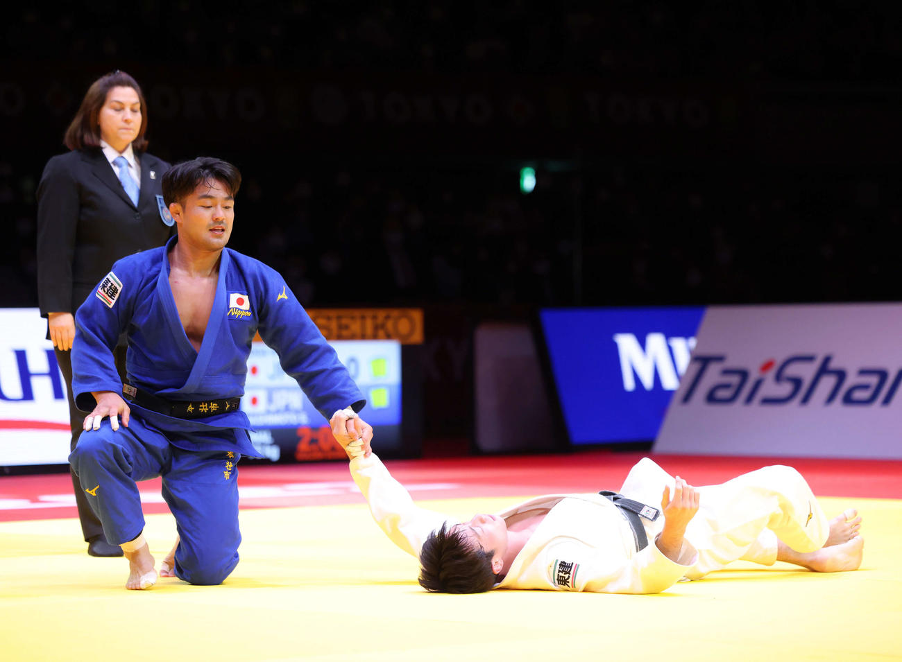 男子73キロ級決勝　古賀（右）を破り優勝を決める橋本（撮影・河田真司）