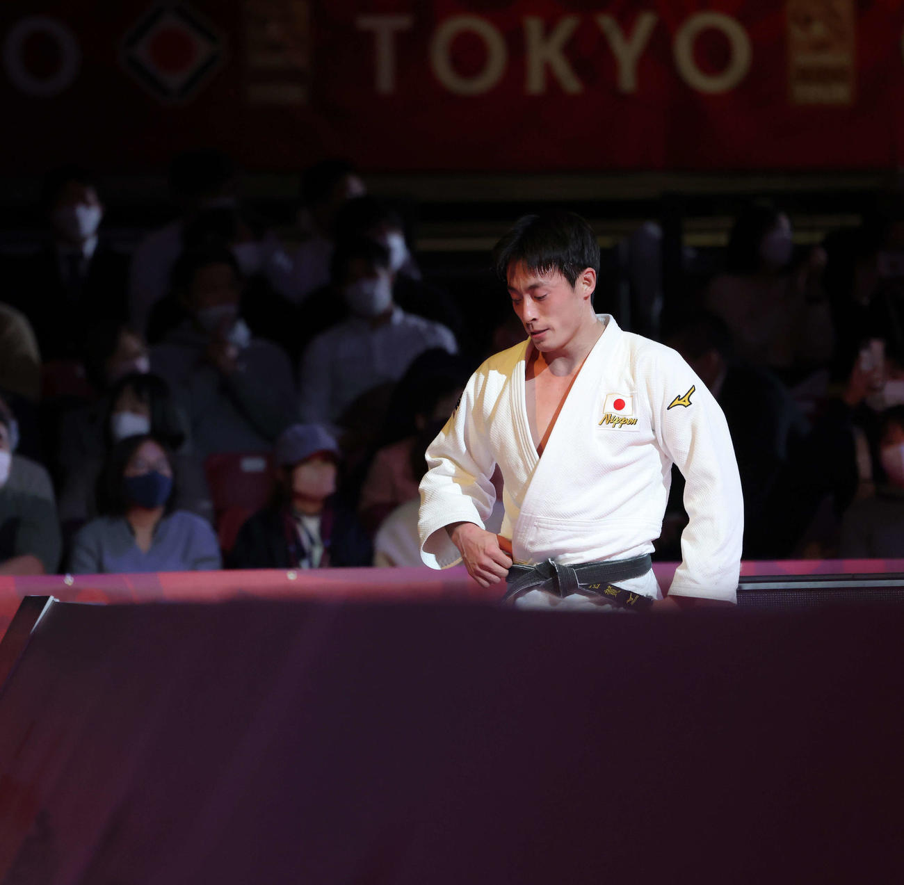 男子73キロ級決勝で橋本に敗れ引き揚げる古賀（撮影・河田真司）