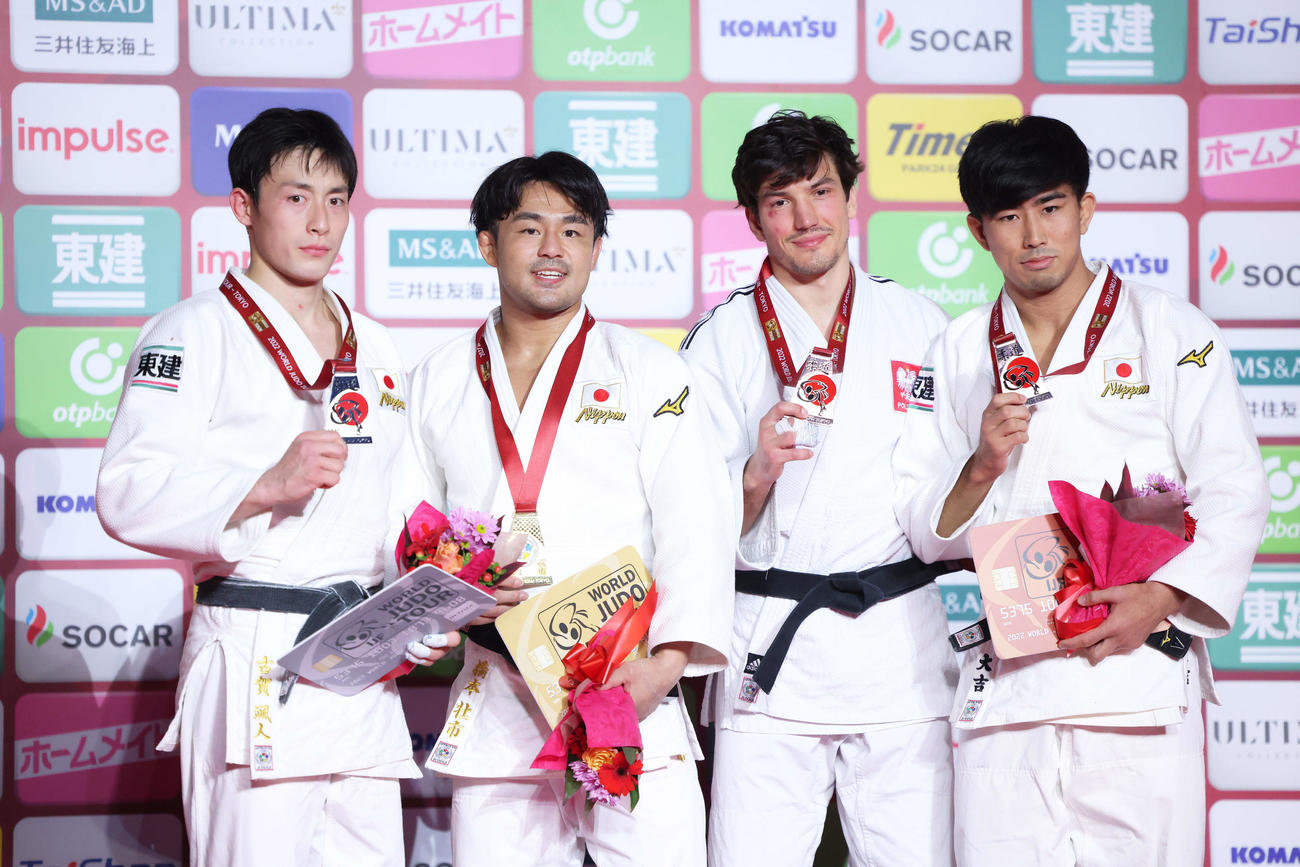 男子73キロ級の表彰式で写真に納まる、左から2位の古賀、優勝の橋本、3位のポーランドのモルカ・クサヴェリ、大吉（撮影・河田真司）