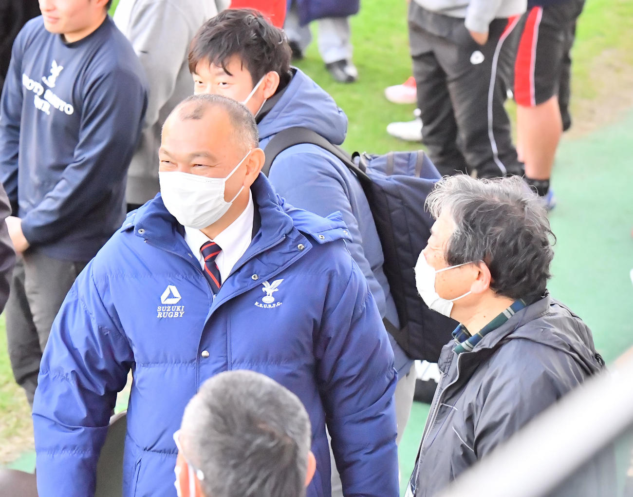 試合後、笑顔を見せる京産大の元木コーチ（撮影・和賀正仁）