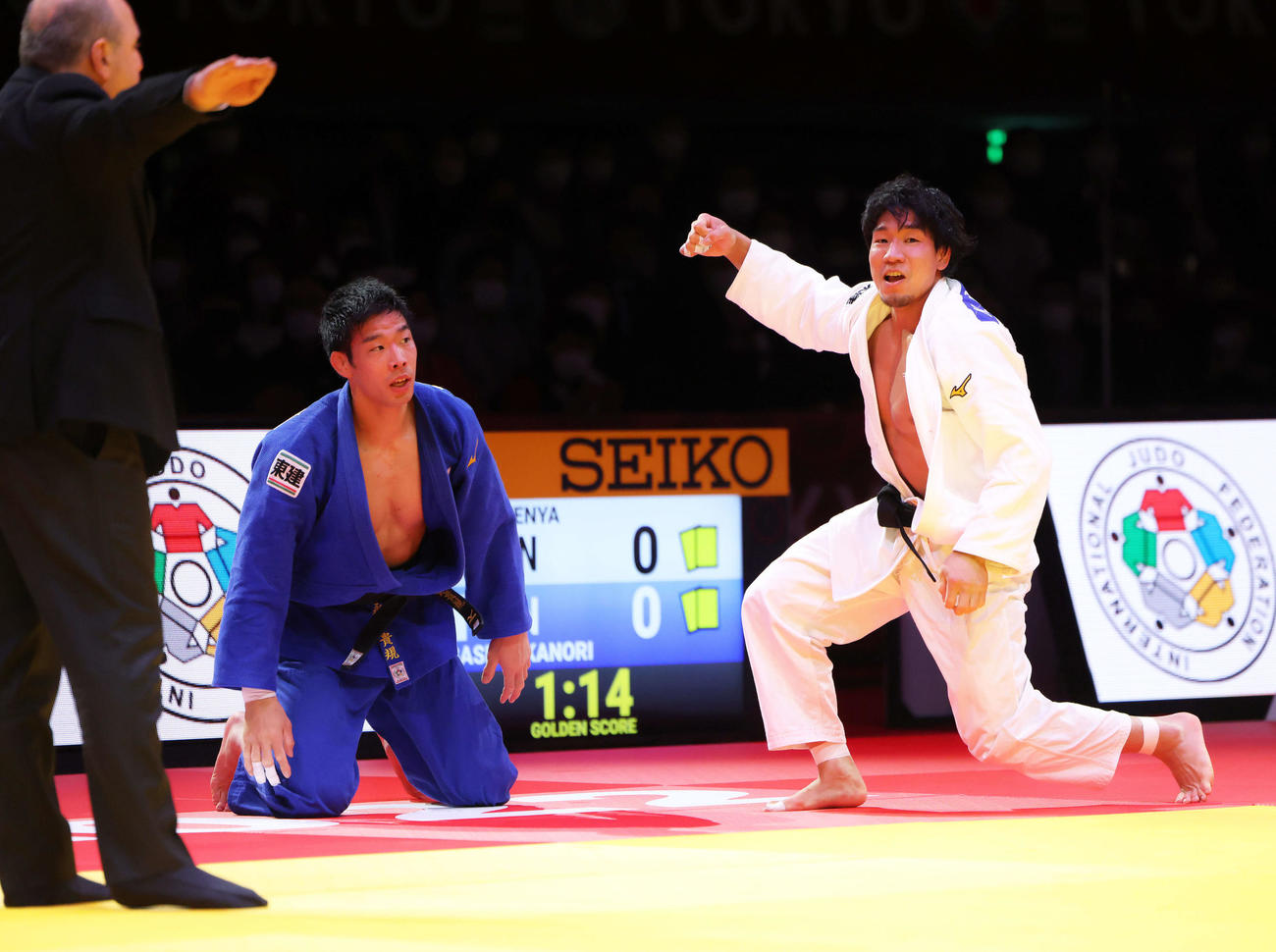 男子81キロ級決勝　永瀬（左）に勝利する小原（撮影・河田真司）