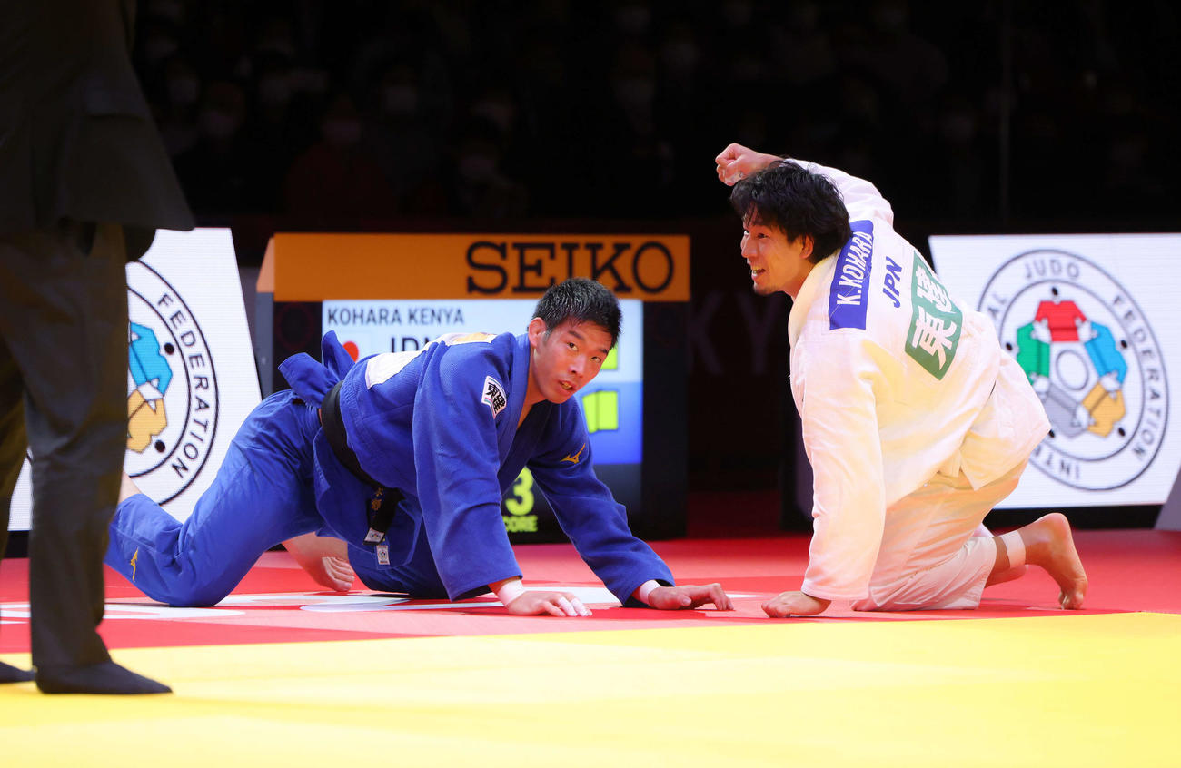 男子81キロ級決勝　永瀬（左）に勝利する小原（撮影・河田真司）