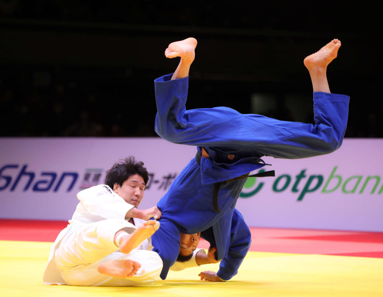 男子81キロ級決勝　競り合う小原（左）と永瀬（撮影・河田真司）
