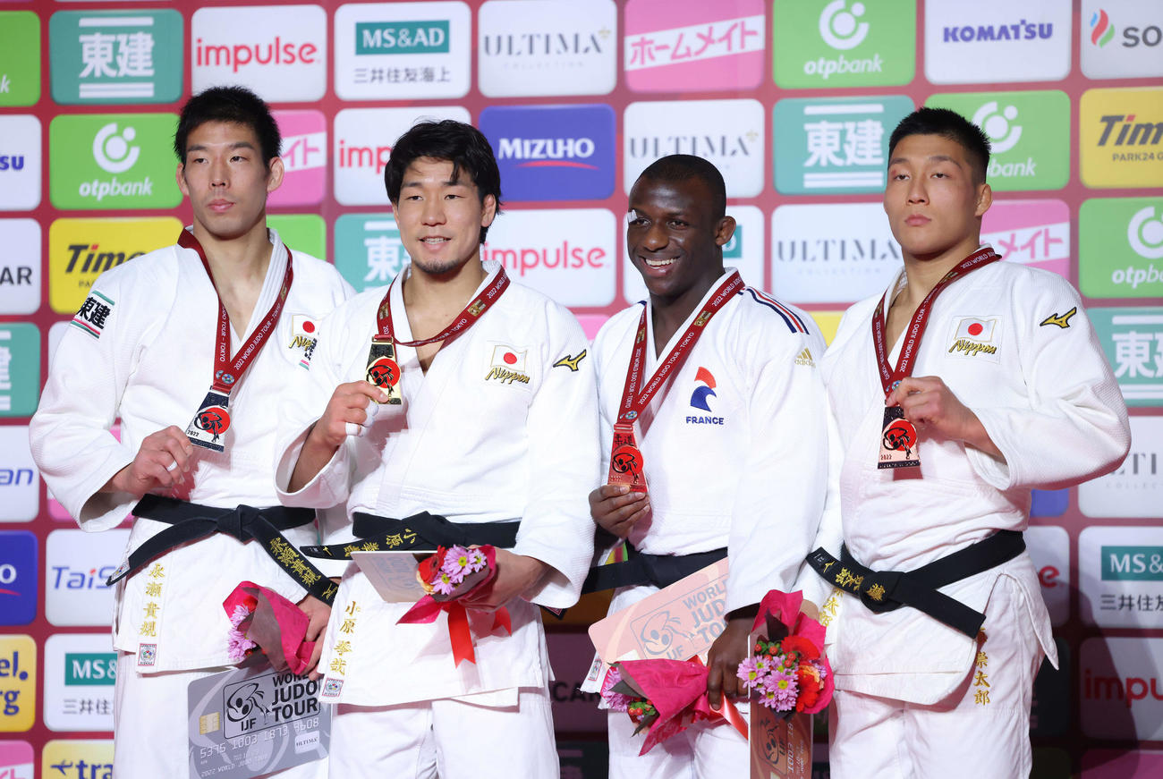 男子81キロ級決勝の表彰式で写真に納まる、左から2位の永瀬貴規、優勝の小原、3位のアルファ・ウマ・ジャロ、藤原（撮影・河田真司）