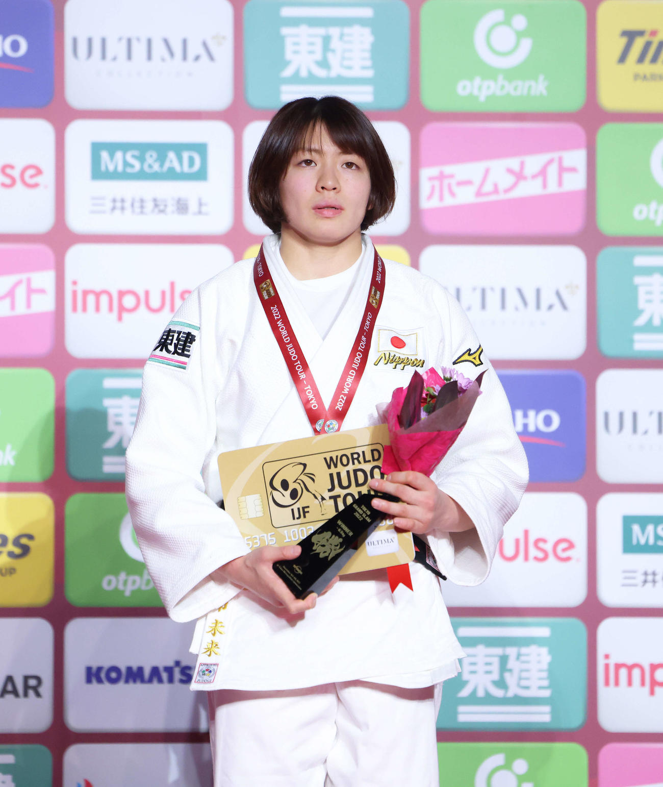 女子63キロ級で優勝し、表彰式で君が代を聞く高市（撮影・河田真司）