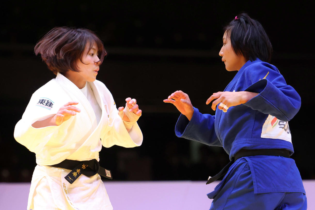 女子63キロ級決勝　攻め合う高市（左）と渡辺（撮影・河田真司）