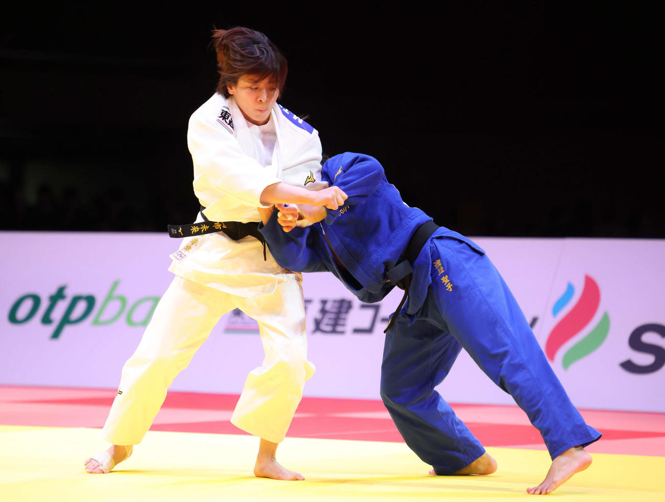 女子63キロ級決勝　高市（左）は渡辺の攻めに耐える（撮影・河田真司）