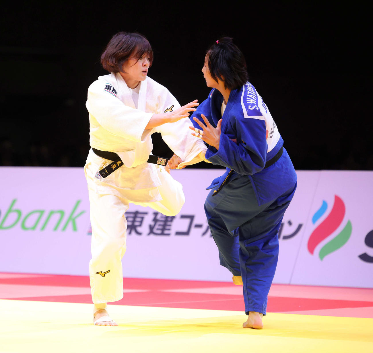 女子63キロ級決勝　渡辺（右）の攻めに耐える高市（撮影・河田真司）