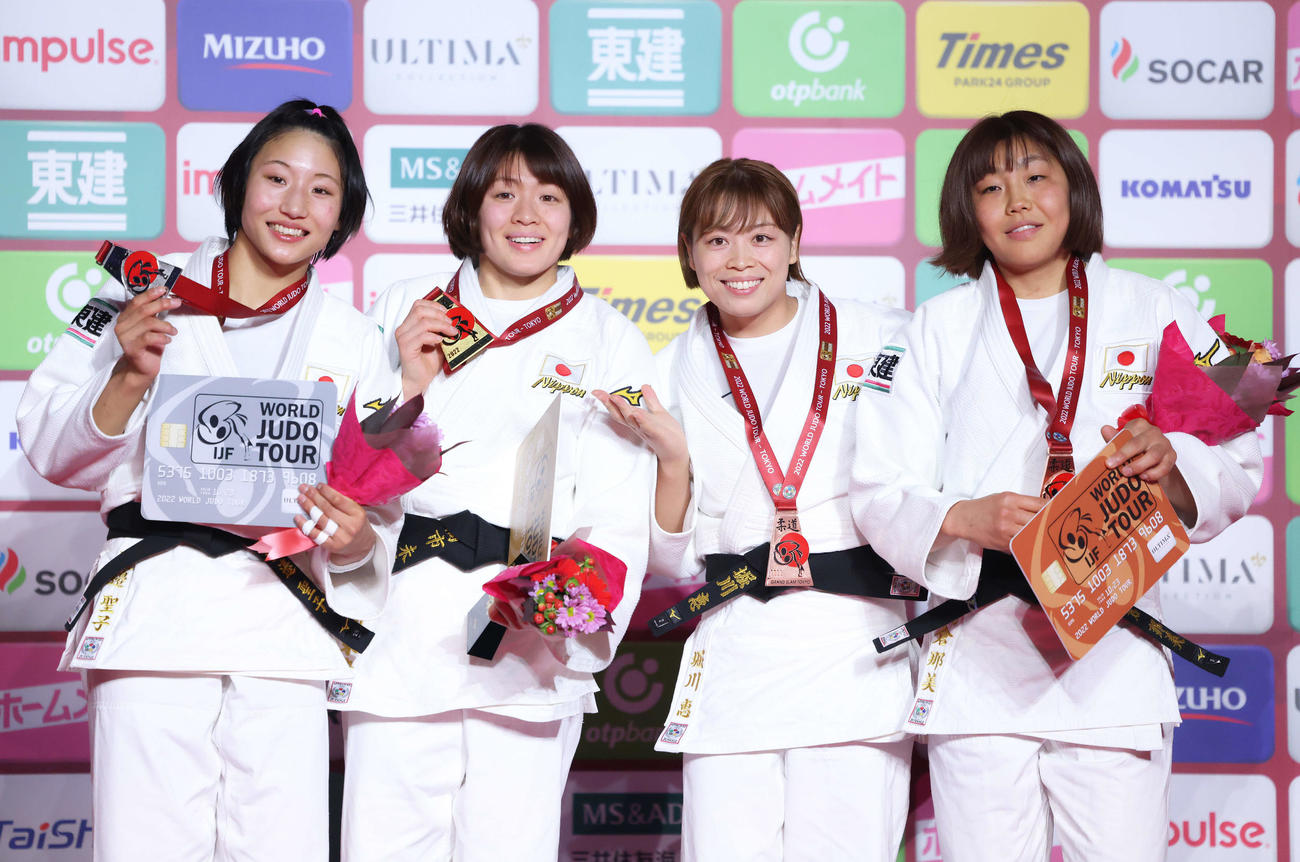 女子63キロ級の表彰式で写真に納まる、左から2位の渡辺、優勝の高市、3位の堀川、鍋倉（撮影・河田真司）