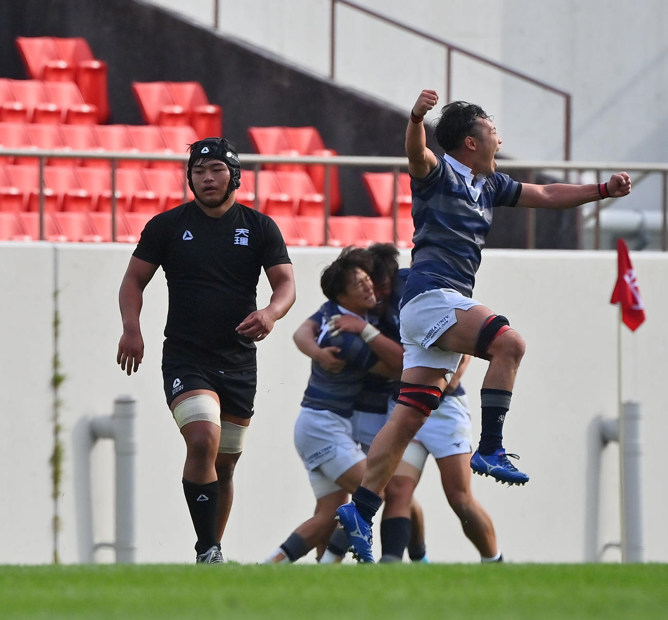 天理大対同大　天理大に勝利し、喜ぶ同大フィフティーン（撮影・和賀正仁）