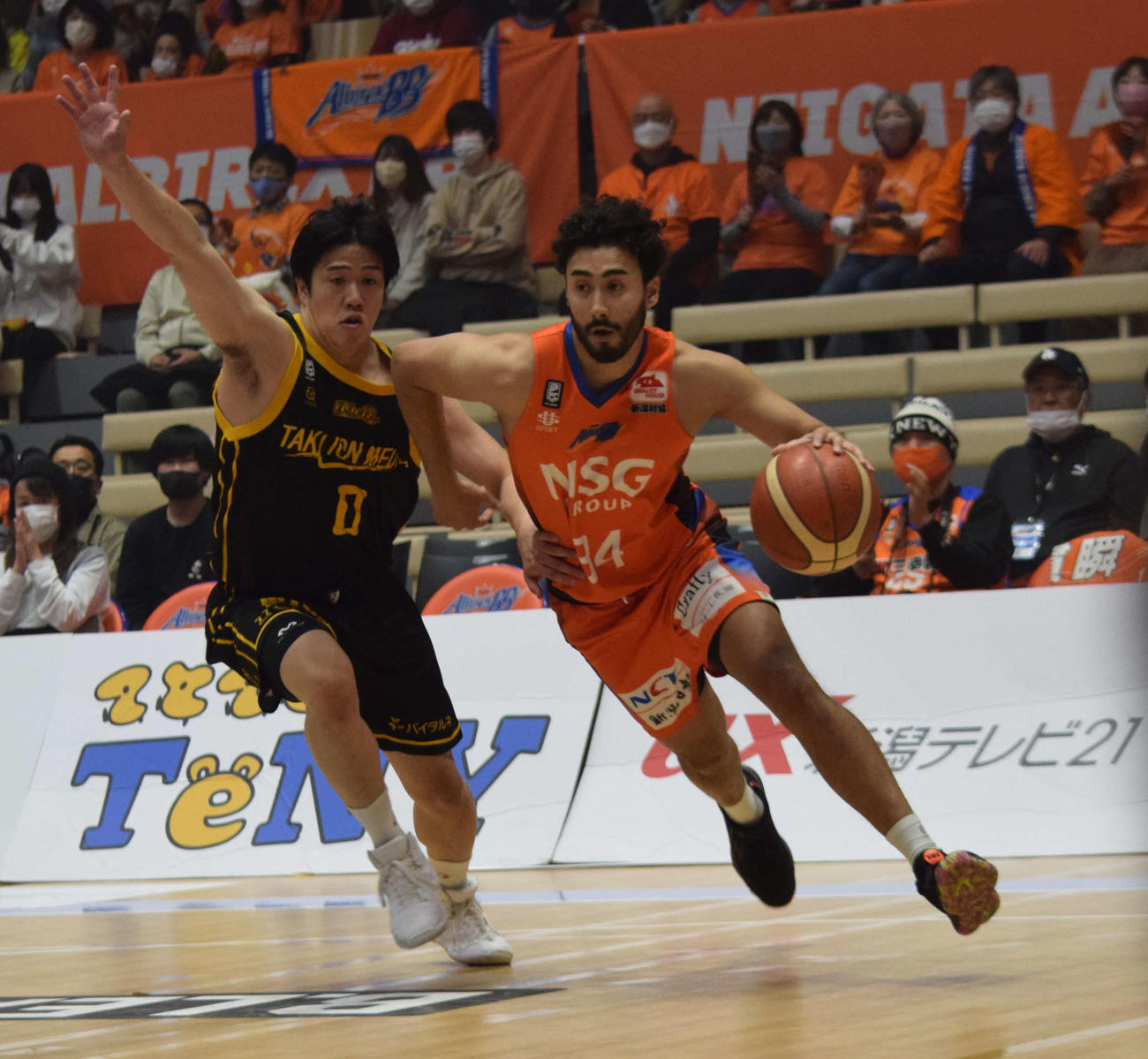 ドリブルで切り込む遠藤