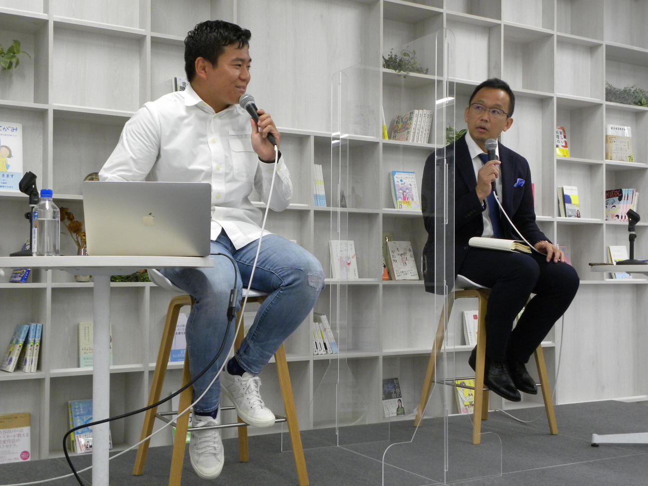 ラグビー教室のイベント終了報告会で思いを語る岸岡智樹（左）と司会・進行の村上晃一氏（撮影・松本航）