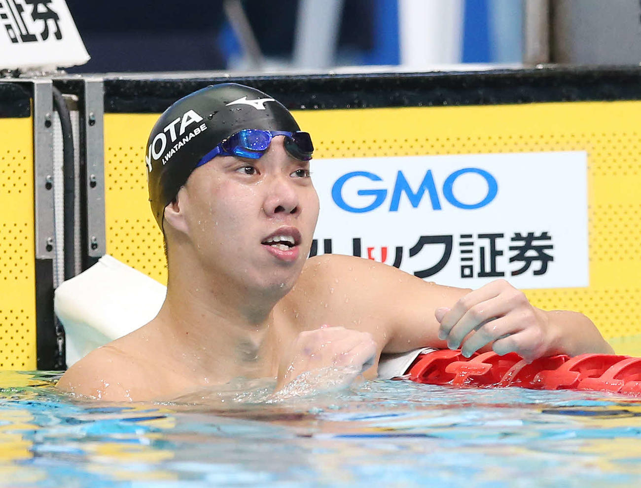男子200メートル平泳ぎ予選でタイムを確認する渡辺（撮影・宮地輝）