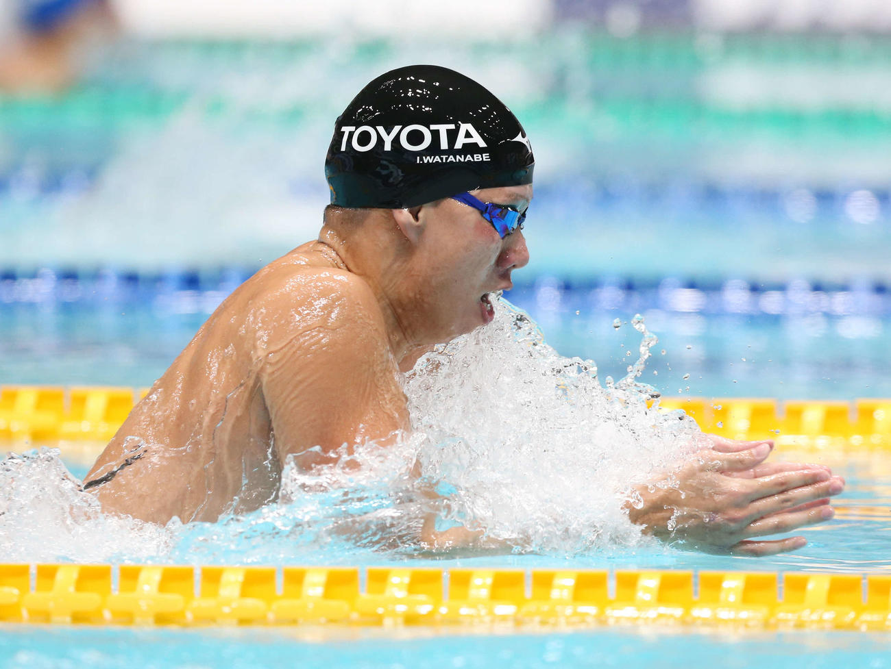 男子200メートル平泳ぎ予選で力泳する渡辺（撮影・宮地輝）