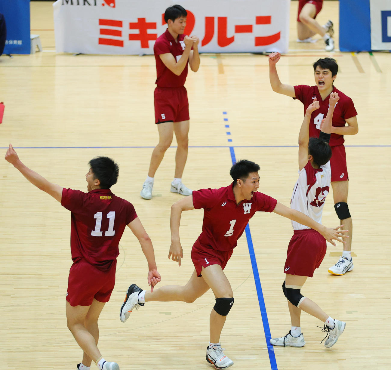 日体大対早大　ストレート勝ちで3位になり喜ぶ岩本大吾主将（手前）ら早大の選手たち（撮影・野上伸悟）