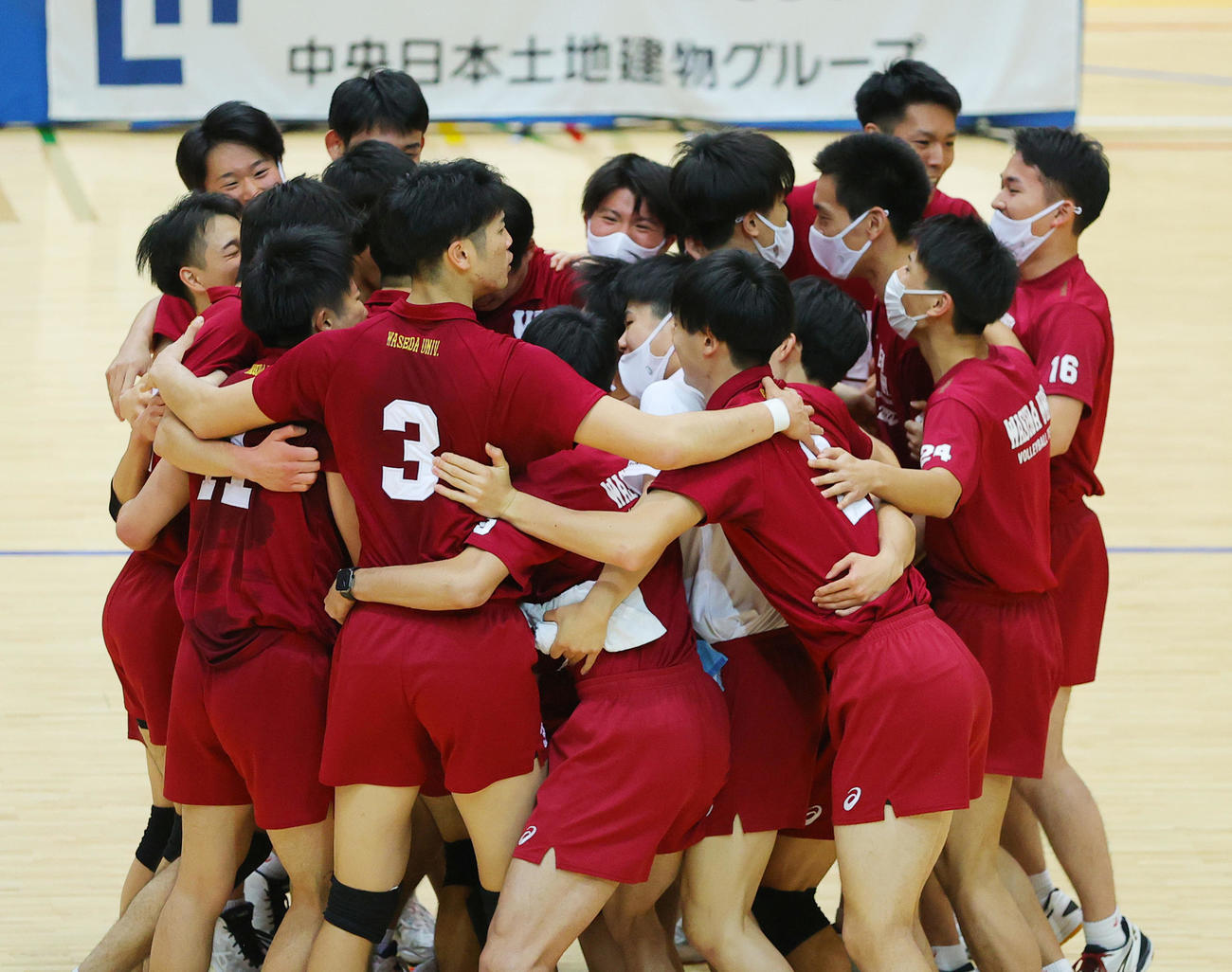 日体大対早大　3位になり喜ぶ早大の選手たち（撮影・野上伸悟）
