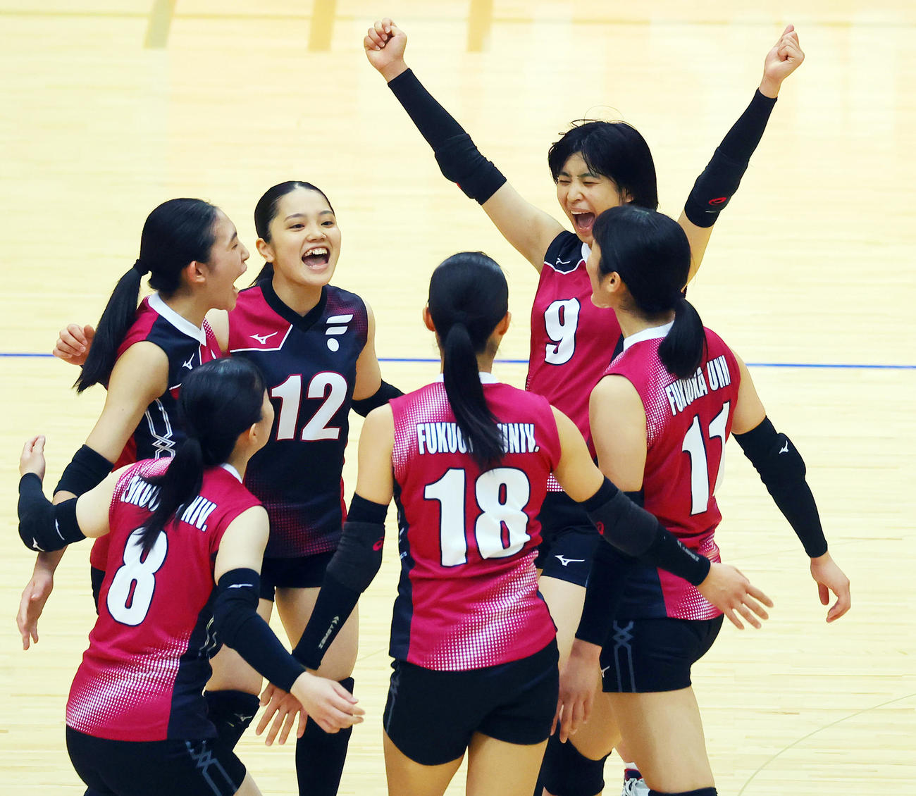 神戸親和女子対福岡大　第2セット、得点が決まり喜ぶ福岡大の選手たち（撮影・野上伸悟）