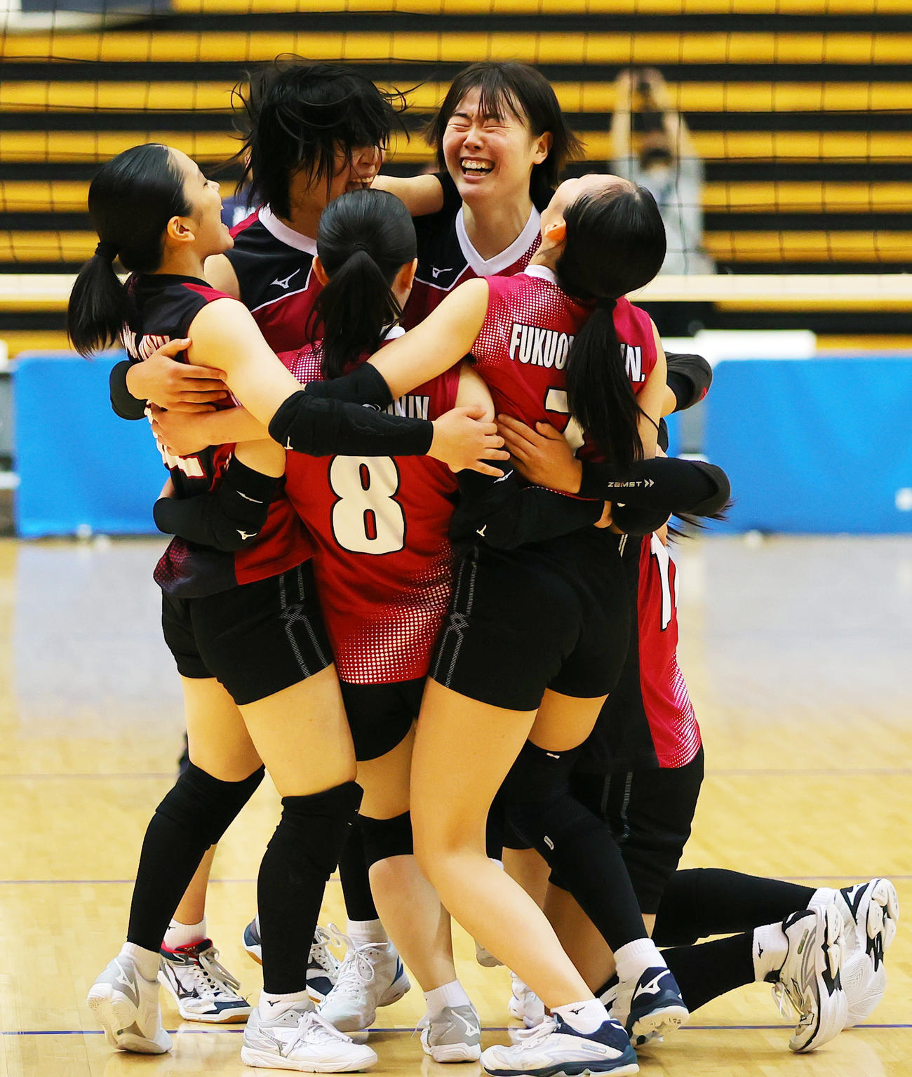 神戸親和女子大対福岡大　フルセットを制し3位となり喜ぶ福岡大の選手たち（撮影・野上伸悟）