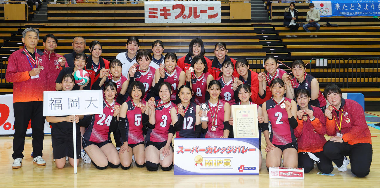 神戸親和女子大対福岡大　3位となり喜ぶ福岡大の選手たち。左端は米沢監督（撮影・野上伸悟）