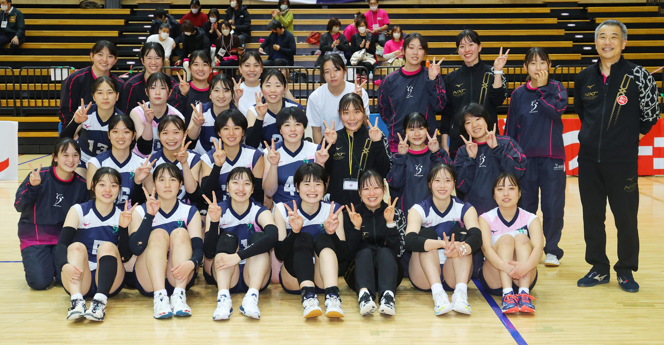 神戸親和女子大対福岡大　3位決定戦でフルセットの末敗れるも、笑顔で＝記念写真に納まる神戸親和女子の選手たち。右端は山本監督（撮影・野上伸悟）