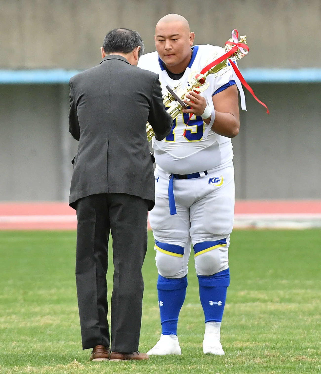 西南学院大を下して甲子園ボウル出場を決め、表彰を受ける関学大の占部主将（撮影・岩下翔太）