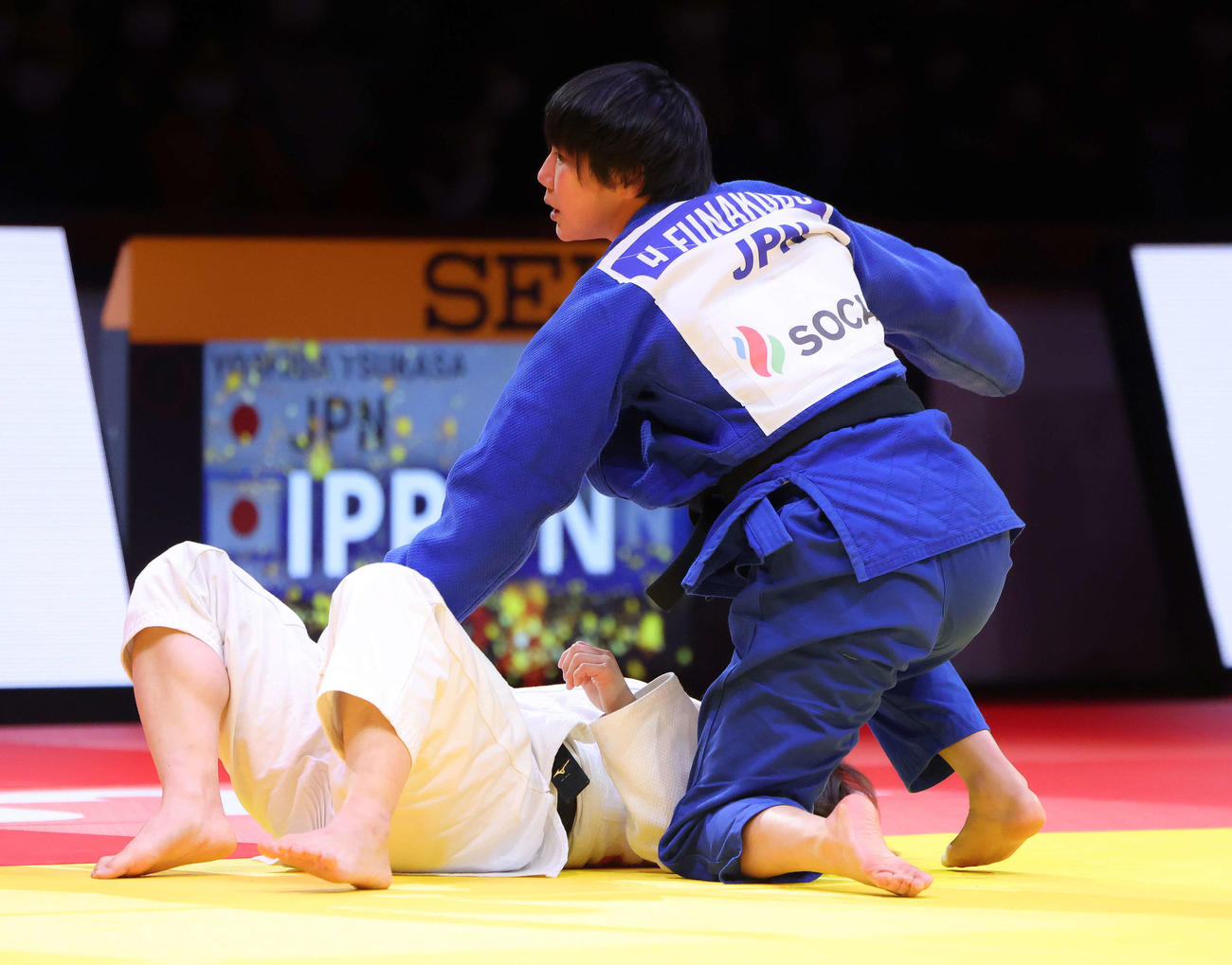 女子57キロ級決勝　芳田（左）に勝利し優勝する舟久保（撮影・河田真司）