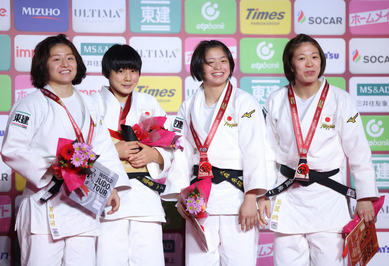 女子57キロ級の表彰式で写真に納まる、左から2位の芳田、優勝の舟久保、3位の大森、玉置（撮影・河田真司）