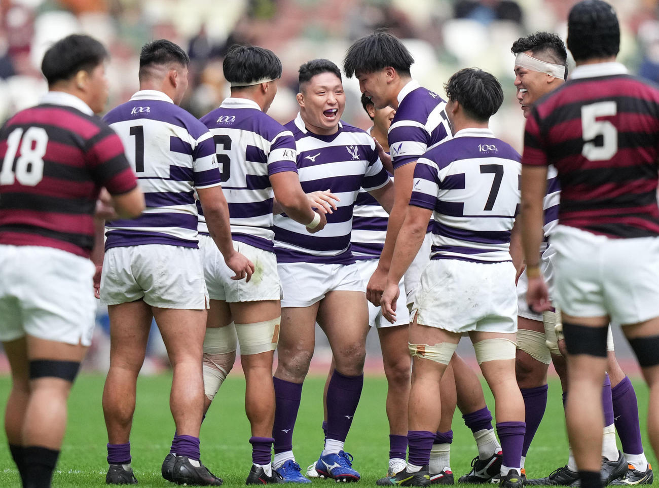 後半途中から出場した明大・大賀宗志（中央）（撮影・鈴木みどり）