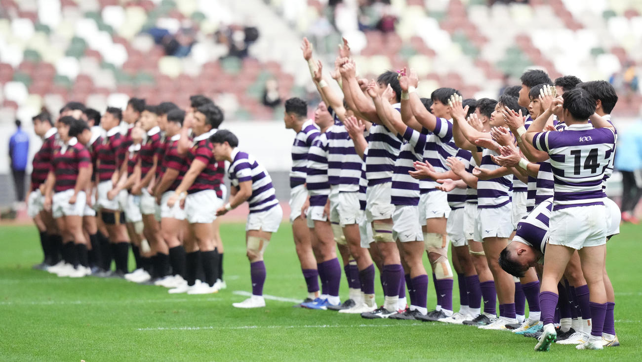 早大対明大　早大に勝利し喜ぶ明大フィフティーン（撮影・鈴木みどり）