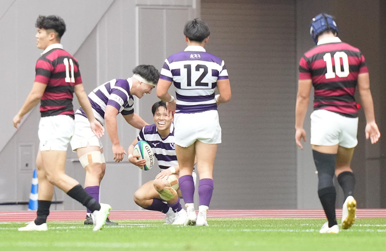 早大対明大　前半、トライを決め笑顔の明大WTB石田（中央）（撮影・鈴木みどり）