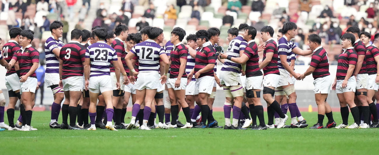 早大対明大　試合後、健闘をたたえ合う選手たち（撮影・鈴木みどり）