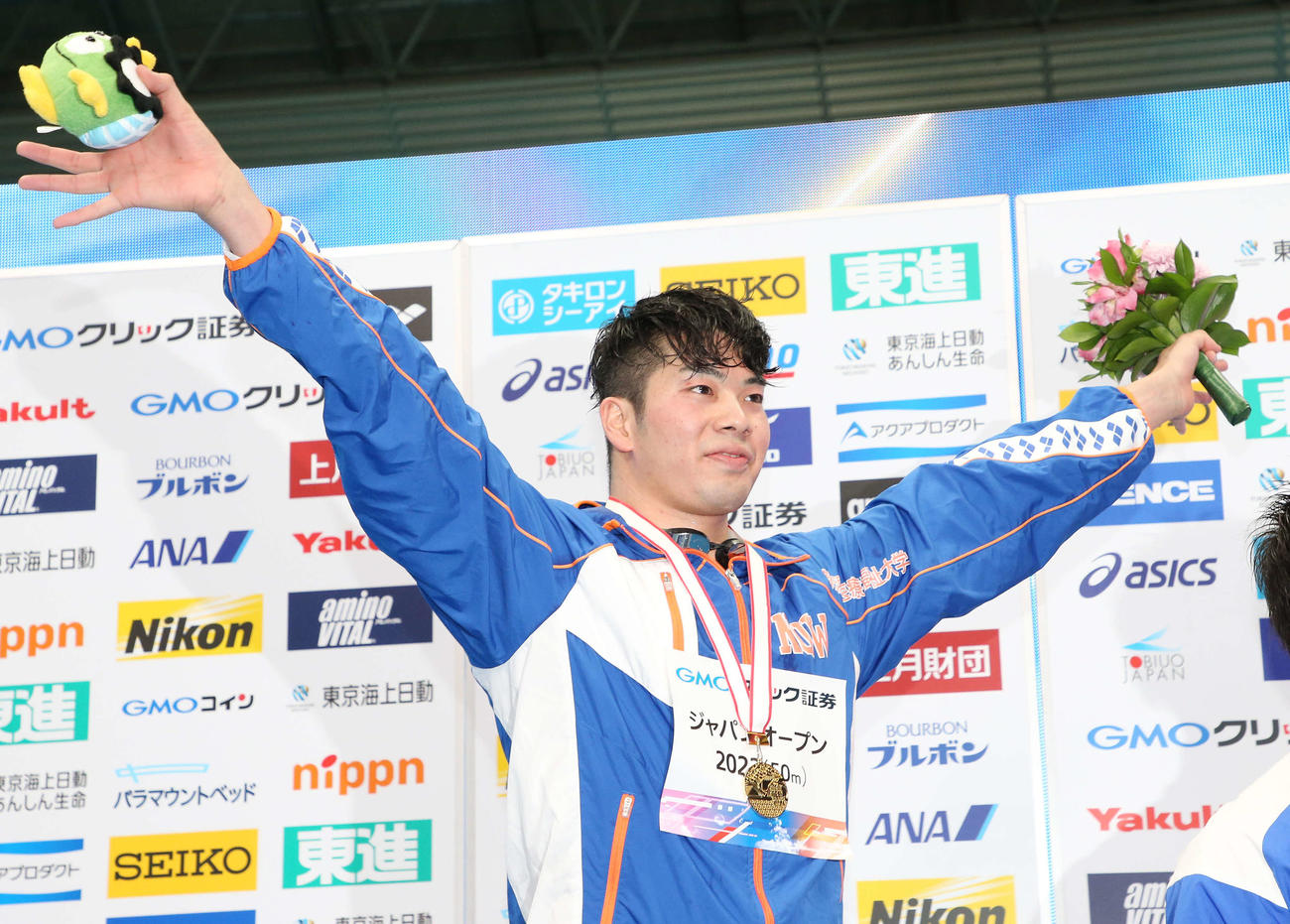 男子100メートルバタフライ決勝の表彰式で両手を広げて喜ぶ優勝の水沼（撮影・宮地輝）