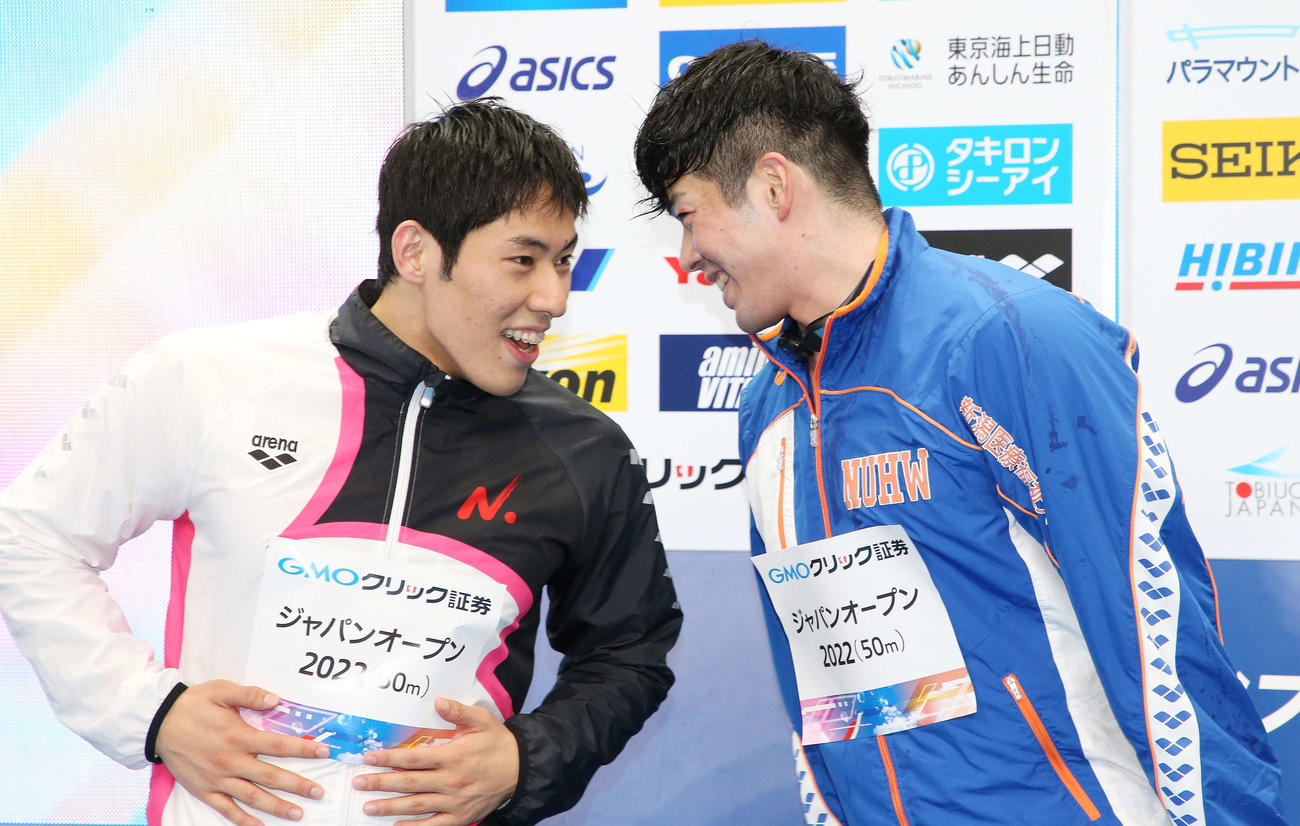 男子100メートルバタフライ決勝で2位の本多（左）と笑顔で談笑する優勝の水沼（撮影・宮地輝）