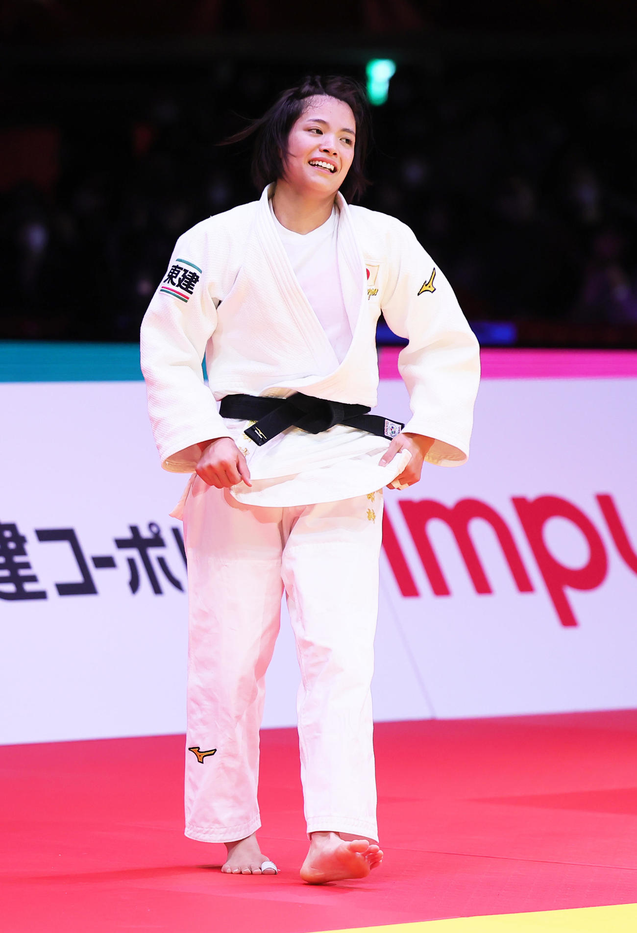 女子52キロ級で優勝し笑顔を見せる阿部（撮影・足立雅史）