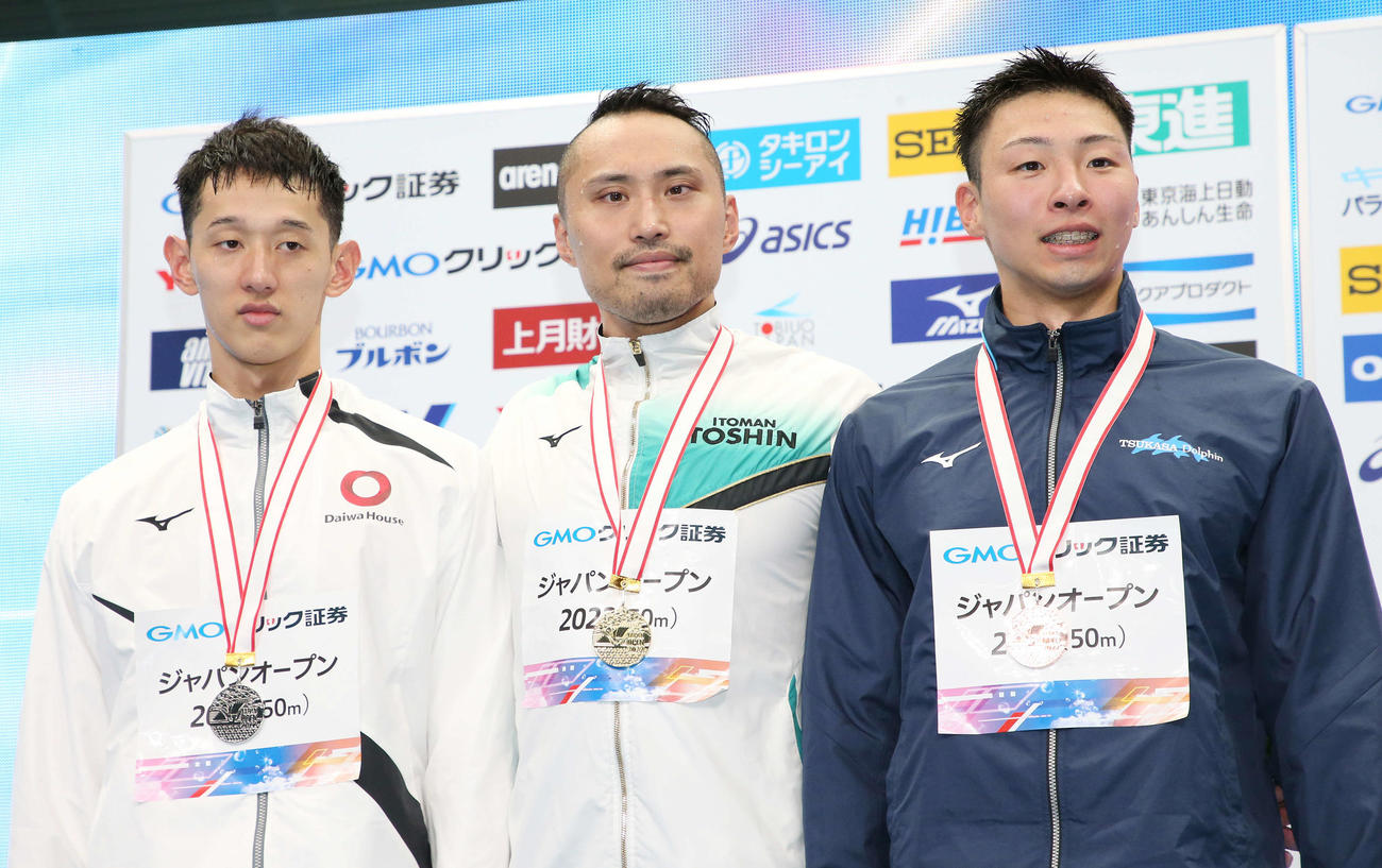 男子50メートル自由形決勝で優勝した塩浦（中央）は、2位の坂井（左）、3位の川根と表彰台で笑顔（撮影・宮地輝）