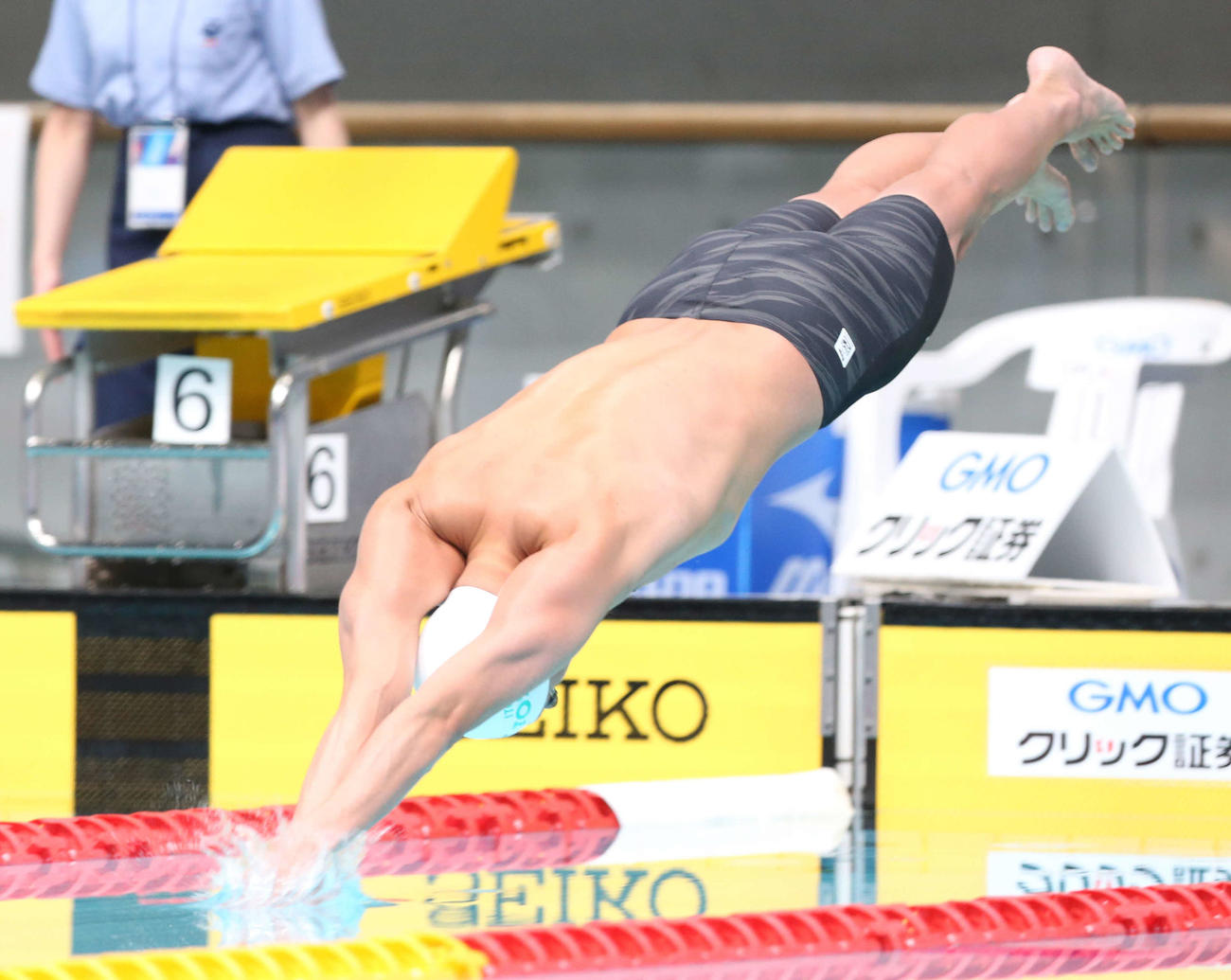 男子50メートル自由形決勝で勢いよく飛び込む塩浦（撮影・宮地輝）