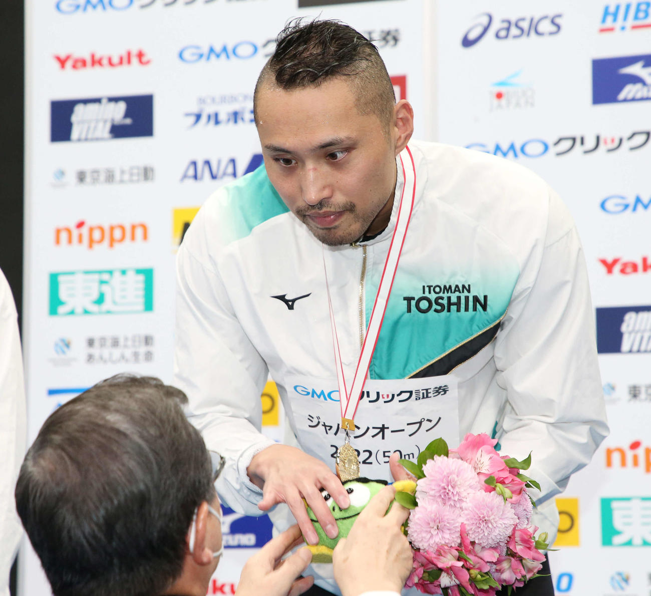 男子50メートル自由形決勝で優勝して表彰される塩浦（撮影・宮地輝）
