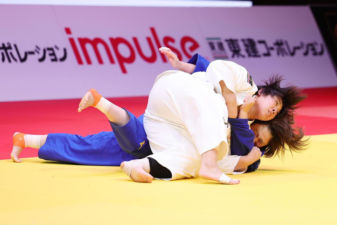 女子78キロ超級決勝で秋場（下）を破り優勝した素根（撮影・足立雅史）