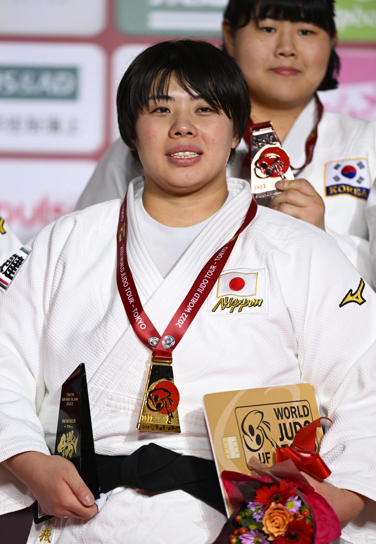 女子78キロ超級で優勝し、記念写真に納まる素根輝（共同）