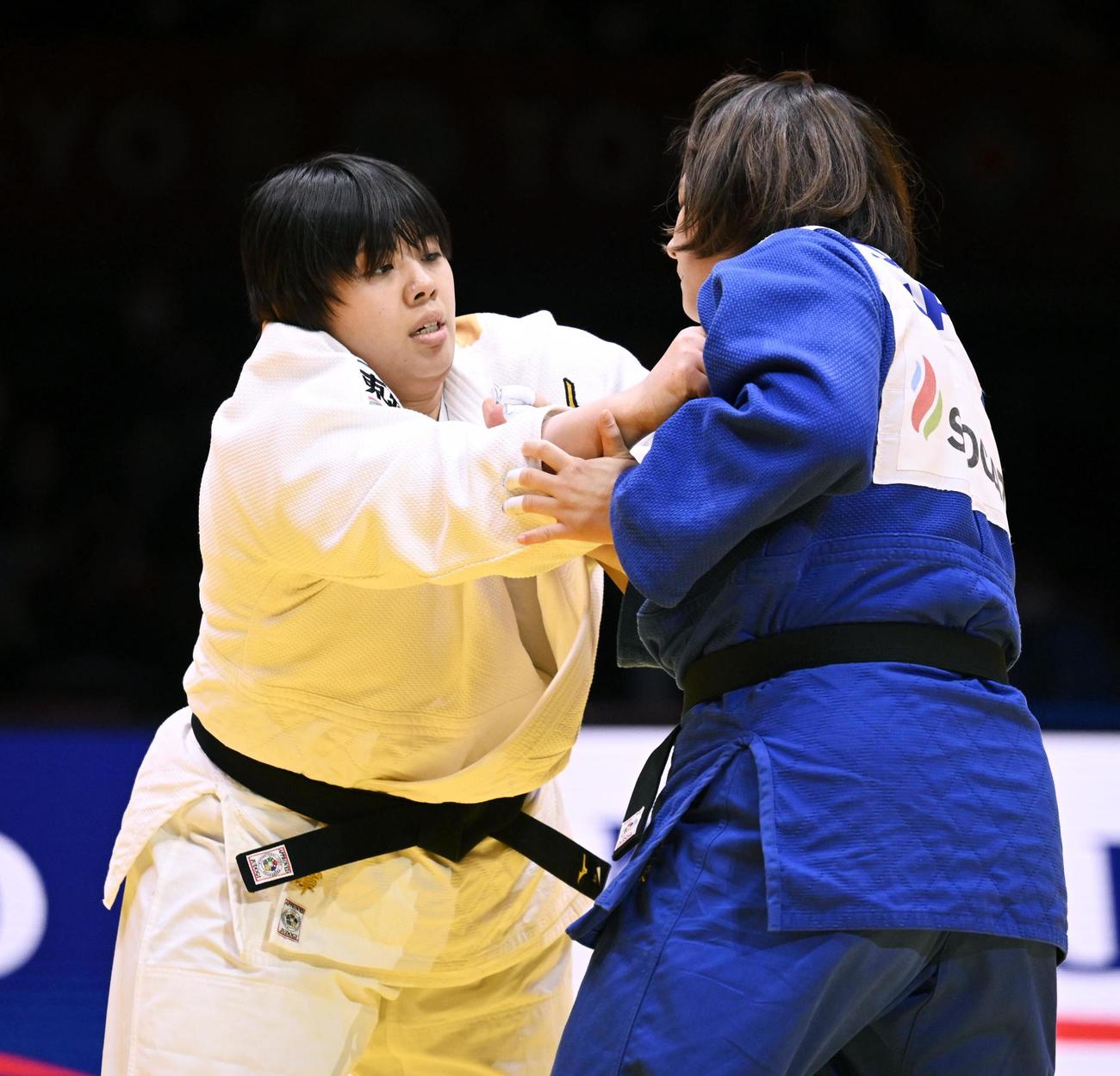 女子78キロ超級決勝　秋場麻優（右）と対戦する素根輝（共同）