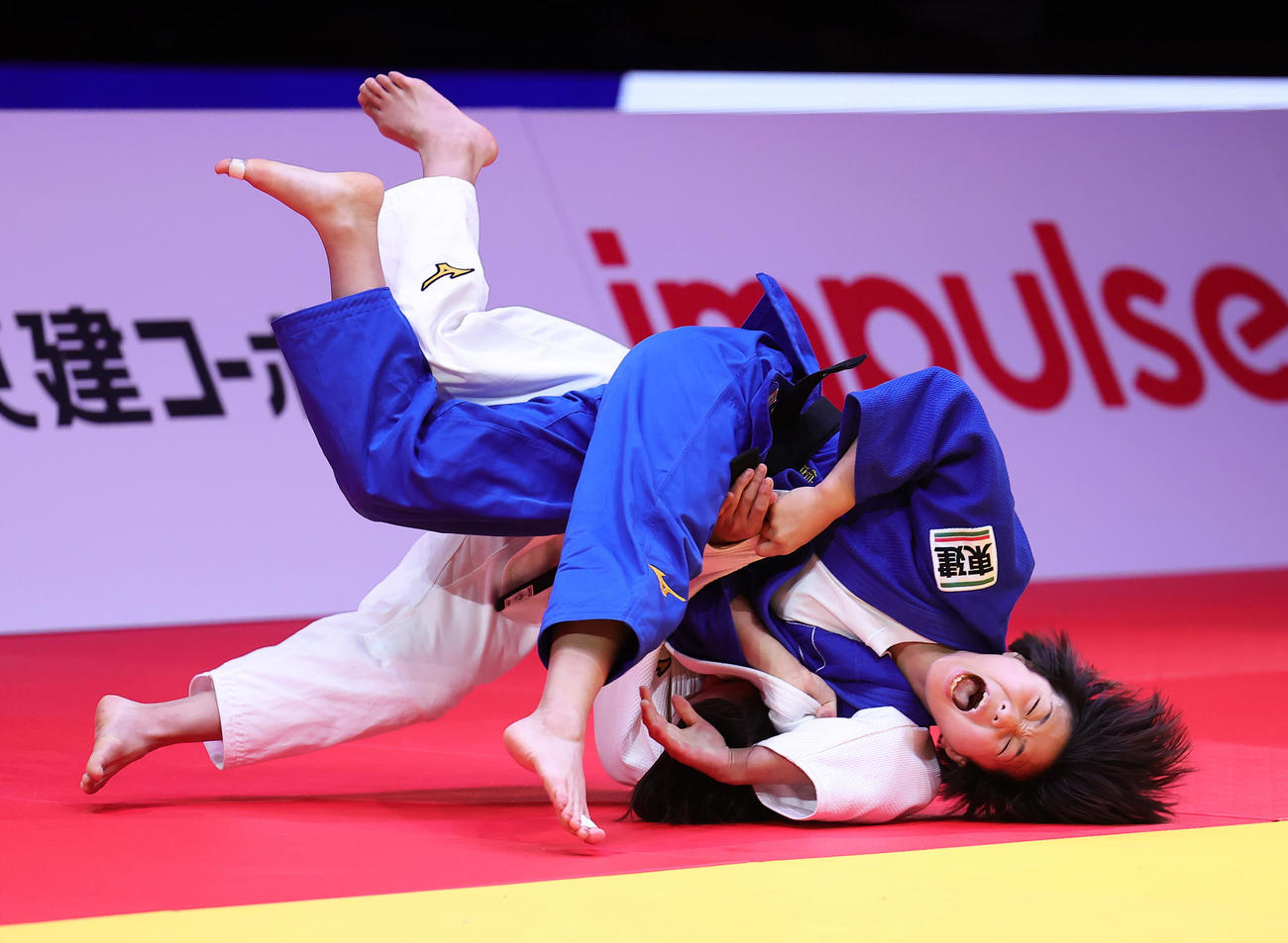 女子48キロ級決勝で宮木（上）は立川を延長で破り優勝する（撮影・足立雅史）