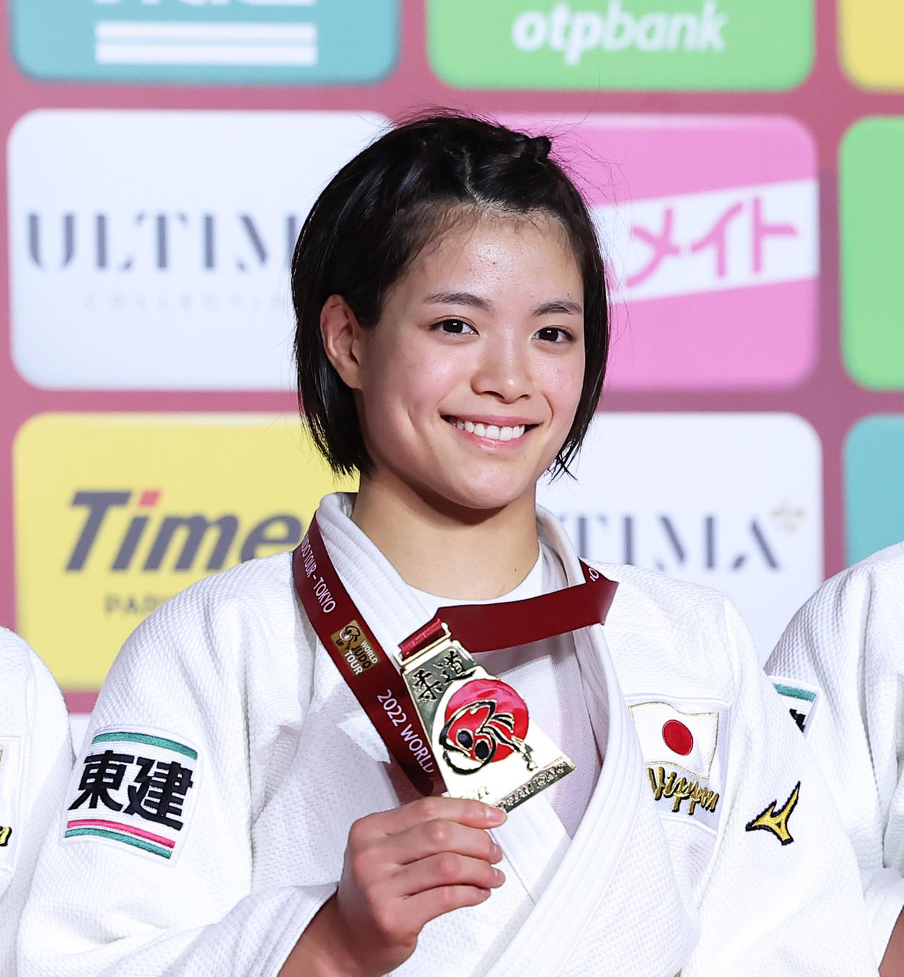 女子52キロ級で優勝し、笑顔を見せる阿部（撮影・足立雅史）