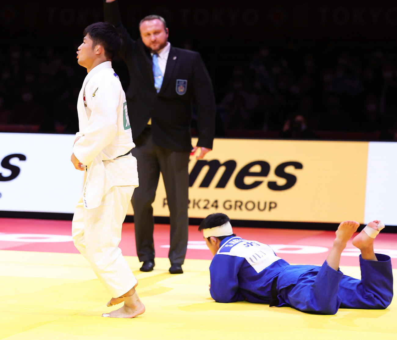 男子66キロ級で服部（右）を破り優勝した丸山（撮影・足立雅史）
