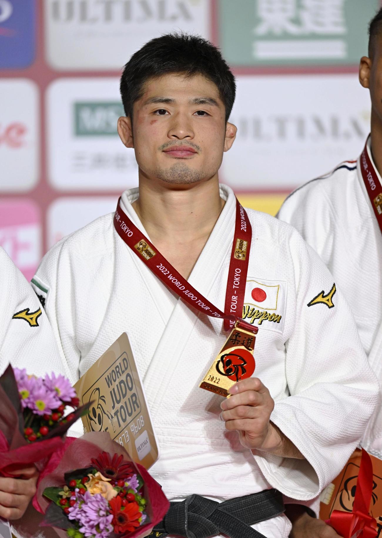 男子66キロ級で優勝し、メダルを手にする丸山城志郎（共同）